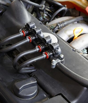 Os motores Caterpillar são reconhecidos pela robustez e alta performance em operações pesadas. O sistema de injeção eletrônica, especialmente o HEUI Caterpillar C7, C9 e 3126, garante a correta pulverização do combustível, proporcionando: